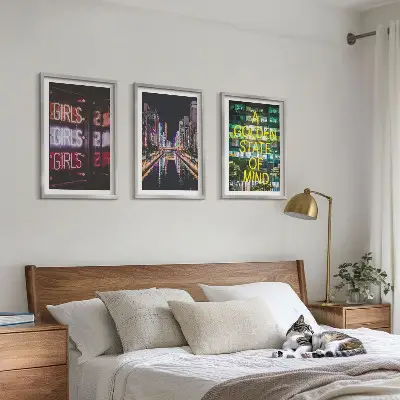 Neonskilte på floden om natten billedvæg med inspiration