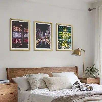 Neonskilte på floden om natten billedvæg med inspiration