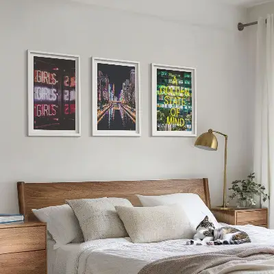 Neonskilte på floden om natten billedvæg med inspiration