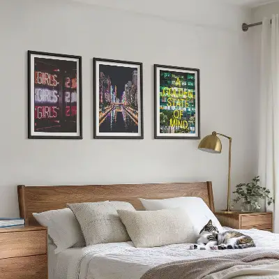 Neonskilte på floden om natten billedvæg med inspiration