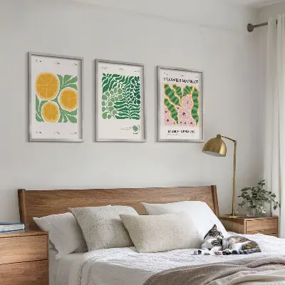 Triptykon med frugt- og plantemotiver pastelfarvede print med ramme