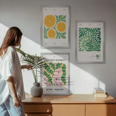 Triptykon med frugt- og plantemotiver pastelfarvede print med ramme