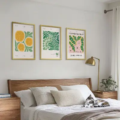 Triptykon med frugt- og plantemotiver pastelfarvede print med ramme