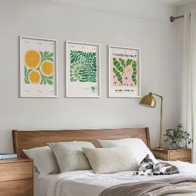Triptykon med frugt- og plantemotiver pastelfarvede print med ramme