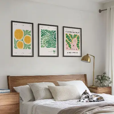 Triptykon med frugt- og plantemotiver pastelfarvede print med ramme