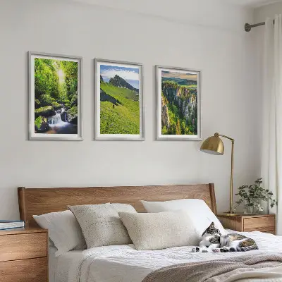 Billedvæg med naturmotiv grønne bjerge med vandfald og skov