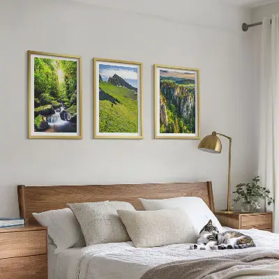 Billedvæg med naturmotiv grønne bjerge med vandfald og skov