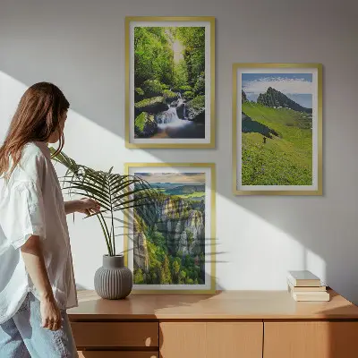 Billedvæg med naturmotiv grønne bjerge med vandfald og skov