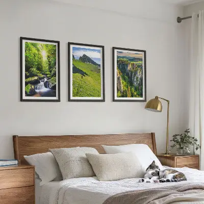 Billedvæg med naturmotiv grønne bjerge med vandfald og skov