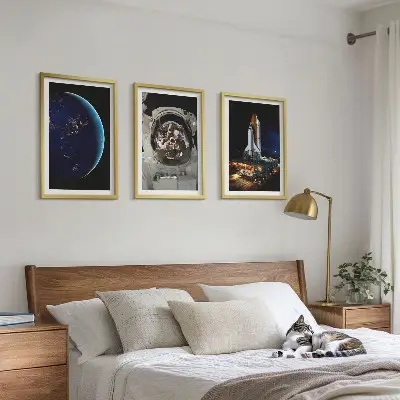 Billedvæg med rumtema astronaut og raket på Jorden