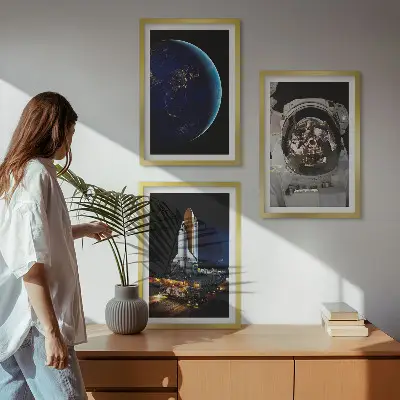 Billedvæg med rumtema astronaut og raket på Jorden