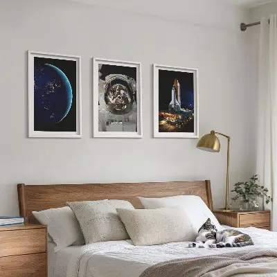 Billedvæg med rumtema astronaut og raket på Jorden