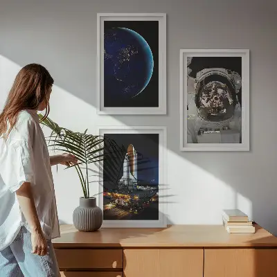 Billedvæg med rumtema astronaut og raket på Jorden
