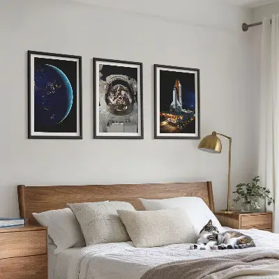 Billedvæg med rumtema astronaut og raket på Jorden