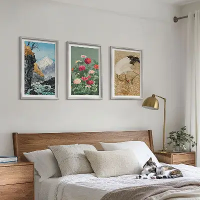 Billedvæg med motiv af bjerglandskab, flod, blomster og traner