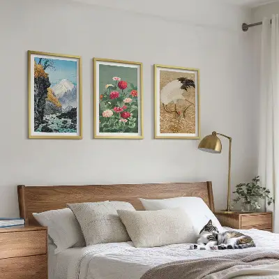 Billedvæg med motiv af bjerglandskab, flod, blomster og traner