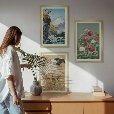Billedvæg med motiv af bjerglandskab, flod, blomster og traner