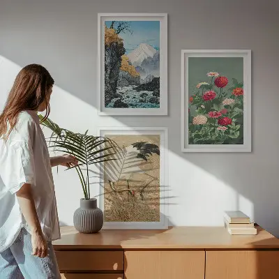 Billedvæg med motiv af bjerglandskab, flod, blomster og traner
