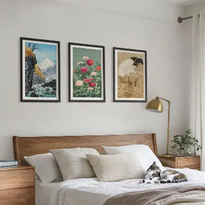 Billedvæg med motiv af bjerglandskab, flod, blomster og traner