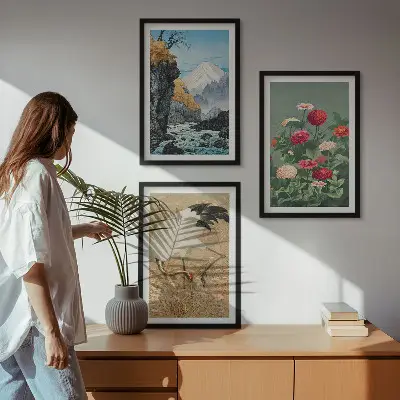 Billedvæg med motiv af bjerglandskab, flod, blomster og traner