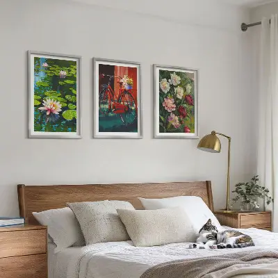 Billedsæt til soveværelset med motiv af farverige liljer i haven