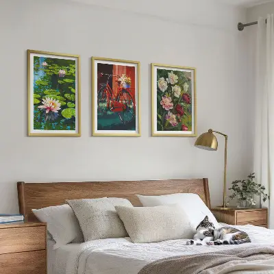 Billedsæt til soveværelset med motiv af farverige liljer i haven