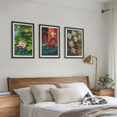 Billedsæt til soveværelset med motiv af farverige liljer i haven