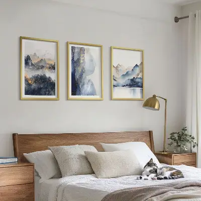 Triptykon med blå og grå bjerglandskaber med ramme