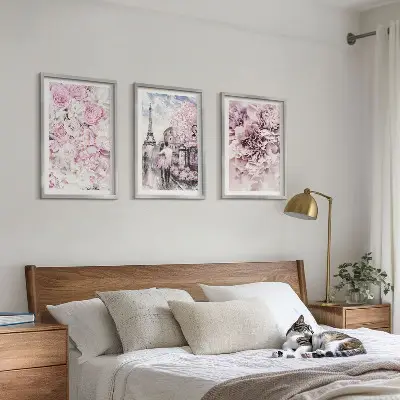 Triptykon med blomstret landskab billeder i lyserøde nuancer med ramme