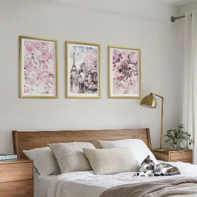 Triptykon med blomstret landskab billeder i lyserøde nuancer med ramme