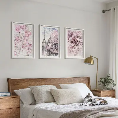 Triptykon med blomstret landskab billeder i lyserøde nuancer med ramme
