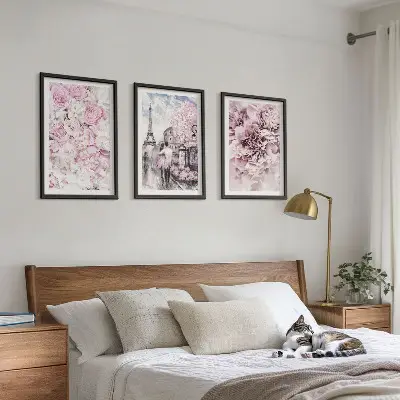 Triptykon med blomstret landskab billeder i lyserøde nuancer med ramme