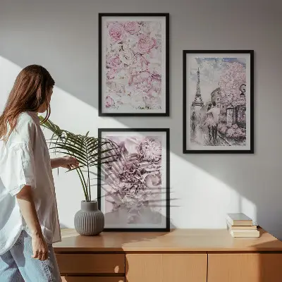 Triptykon med blomstret landskab billeder i lyserøde nuancer med ramme
