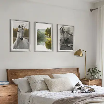Billedvæg naturmotiv med hvide heste ved en flod