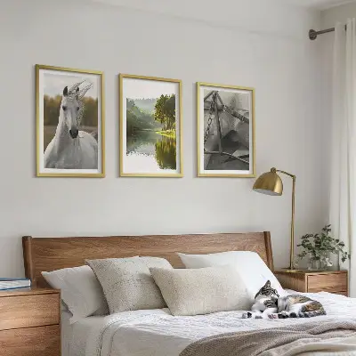 Billedvæg naturmotiv med hvide heste ved en flod