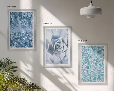 Triptykon billeder med ramme med motiv af vinterskov med blå blomster ved vand