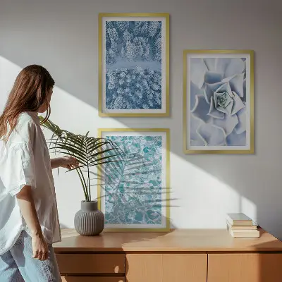 Triptykon billeder med ramme med motiv af vinterskov med blå blomster ved vand