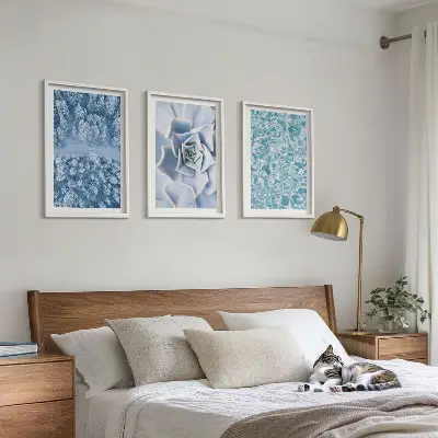 Triptykon billeder med ramme med motiv af vinterskov med blå blomster ved vand