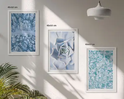 Triptykon billeder med ramme med motiv af vinterskov med blå blomster ved vand