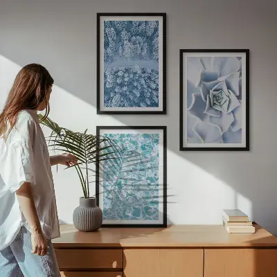Triptykon billeder med ramme med motiv af vinterskov med blå blomster ved vand