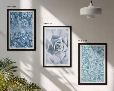 Triptykon billeder med ramme med motiv af vinterskov med blå blomster ved vand