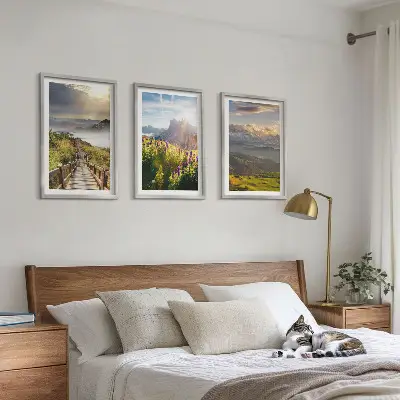 Bjerglandskab med blomster triptykon med ramme