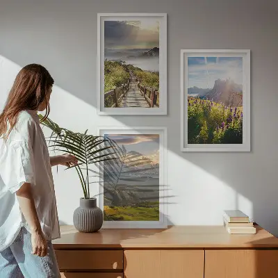 Bjerglandskab med blomster triptykon med ramme
