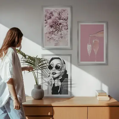 Billedvæg med motiv af roseblomster og en elegant dame