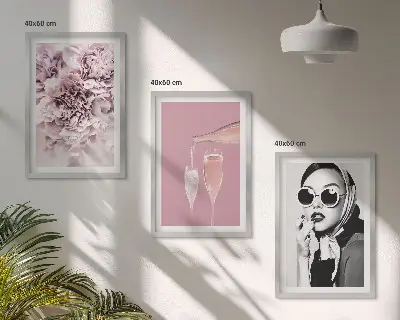 Billedvæg med motiv af roseblomster og en elegant dame