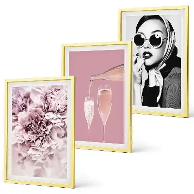 Billedvæg med motiv af roseblomster og en elegant dame