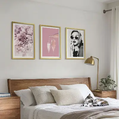 Billedvæg med motiv af roseblomster og en elegant dame