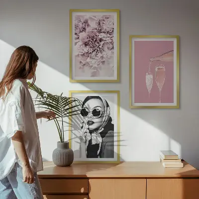 Billedvæg med motiv af roseblomster og en elegant dame