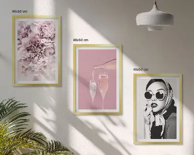 Billedvæg med motiv af roseblomster og en elegant dame