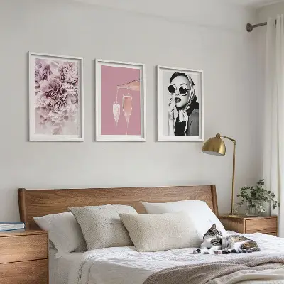 Billedvæg med motiv af roseblomster og en elegant dame